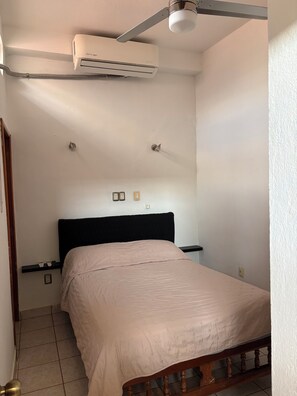 1 habitación, tabla de planchar con plancha, internet y ropa de cama 
