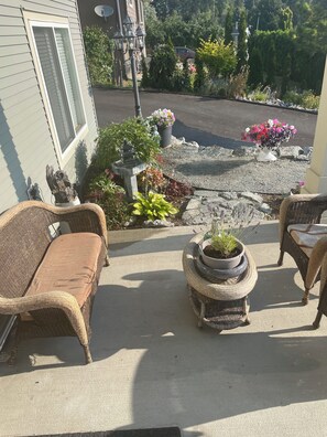 Terrace/patio - Unwind Centrally in the heart of Canadas most beautiful Wine region (West Kelowna)