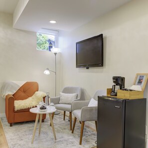 Interior - Unwind Centrally located in the heart of Canadas most beautiful Wine region (West Kelowna)