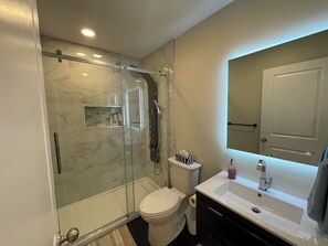 Douche, sèche-cheveux, serviettes fournies, savon