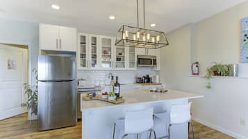 Microwave, dishwasher, electric kettle, toaster
