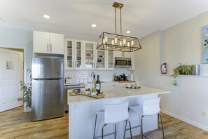 Microwave, dishwasher, electric kettle, toaster