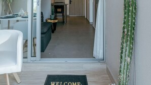 A modern interior with a dining area, a kitchen, and a living space. - Beautiful apartment in Santa Marta closer to airport with view at the sea (Santa Marta City)