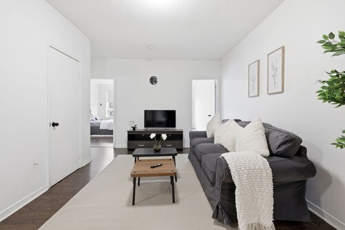 Modern 3BR Urban Haven in Downtown Toronto