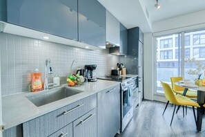 Premium Suite, 2 Bedrooms, Non Smoking, Air conditioning | Private kitchen | Fridge, microwave, oven, stovetop - Fillmore Downtown Suites (Toronto)