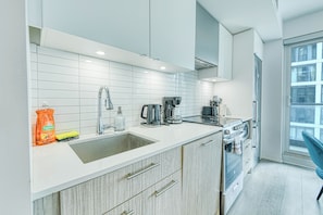 Premium Suite, 2 Bedrooms, Non Smoking, City View | Private kitchen | Fridge, microwave, oven, stovetop