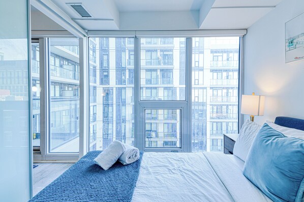 Decoración personalizada, muebles diferentes y cortinas blackout 