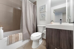 Basic Studio Suite, 1 Queen Bed, Non Smoking, City View | Bathroom