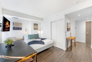 Basic Studio Suite, 1 Queen Bed, Non Smoking, City View | Living area