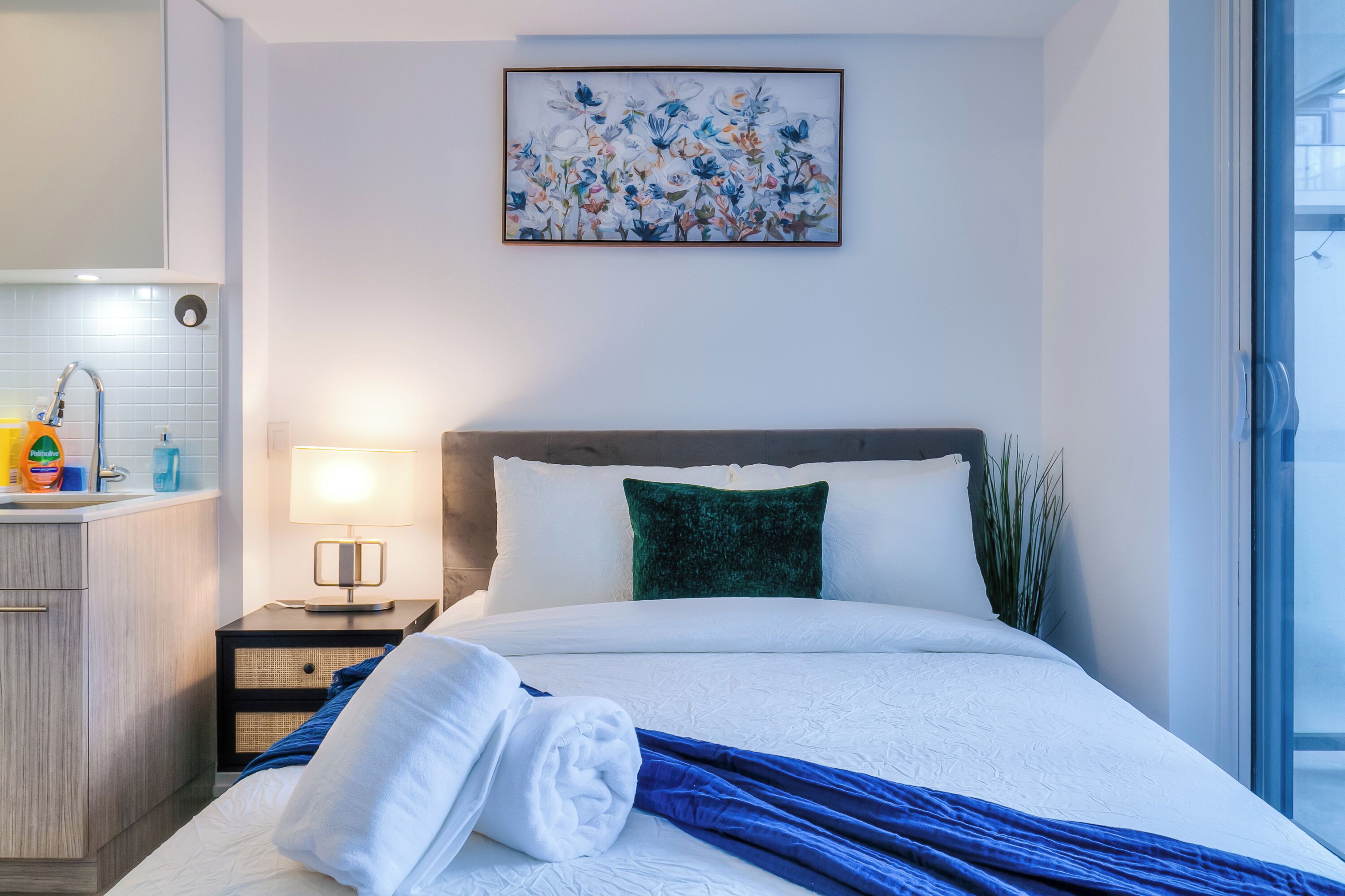 Suite estudio económica, 1 cama Queen size y sofá cama, para no fumadores, vista a la ciudad | Área de sala de estar