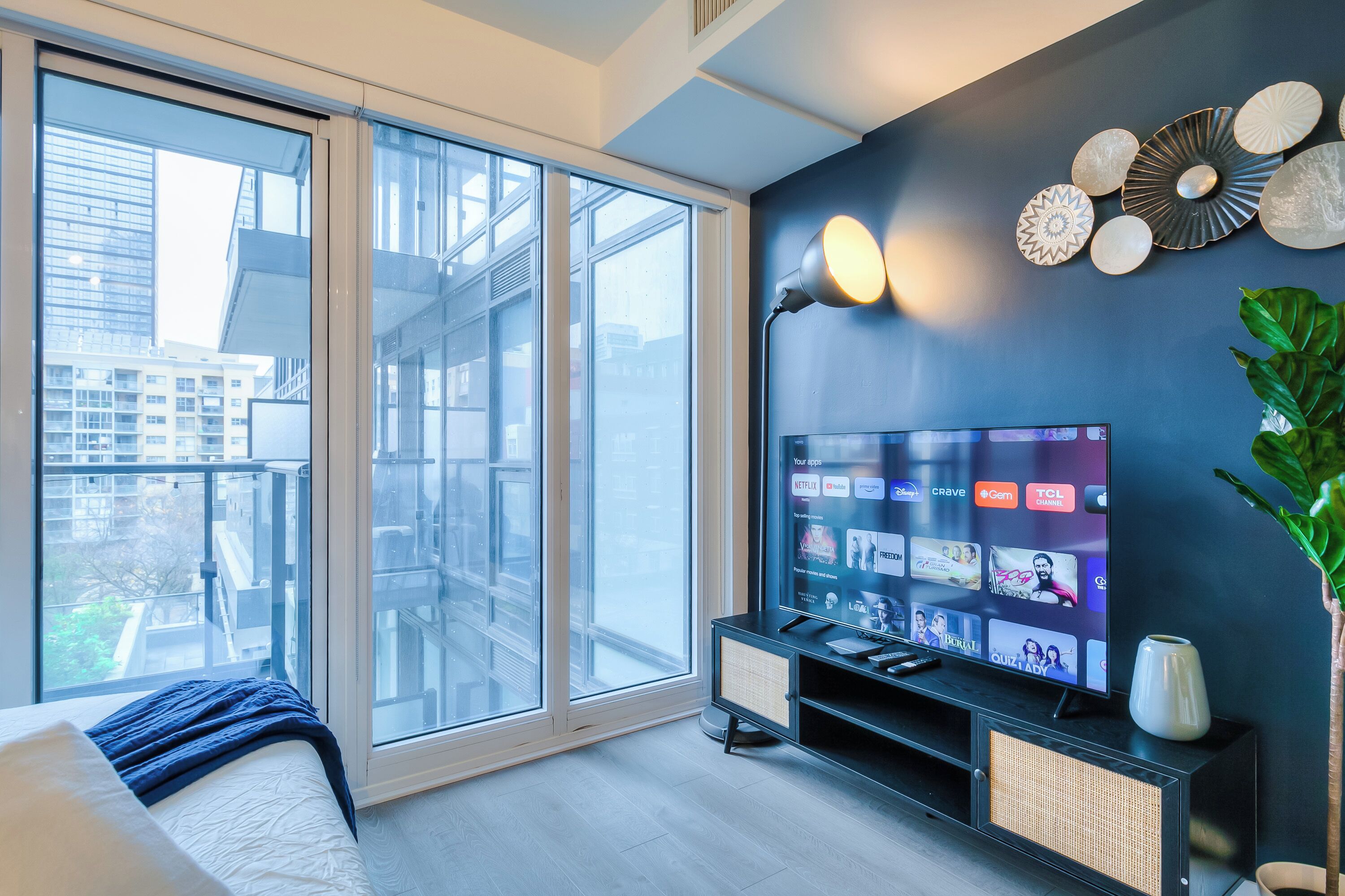 Suite studio économique, 1 grand lit et 1 canapé-lit, non-fumeur, vue sur la ville | Aire de séjour | Téléviseur à écran plat de 50 po avec télévision numérique