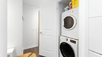 Basic Studio Suite, 1 Queen Bed, Non Smoking, City View | Living area