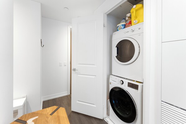 Basic Studio Suite, 1 Queen Bed, Non Smoking, City View | Living area