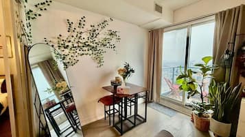 Suite Confort, 1 habitación, no fumadores, vistas a la ciudad | Zona de estar | Televisión de pantalla plana de 50 pulgadas con canales digitales