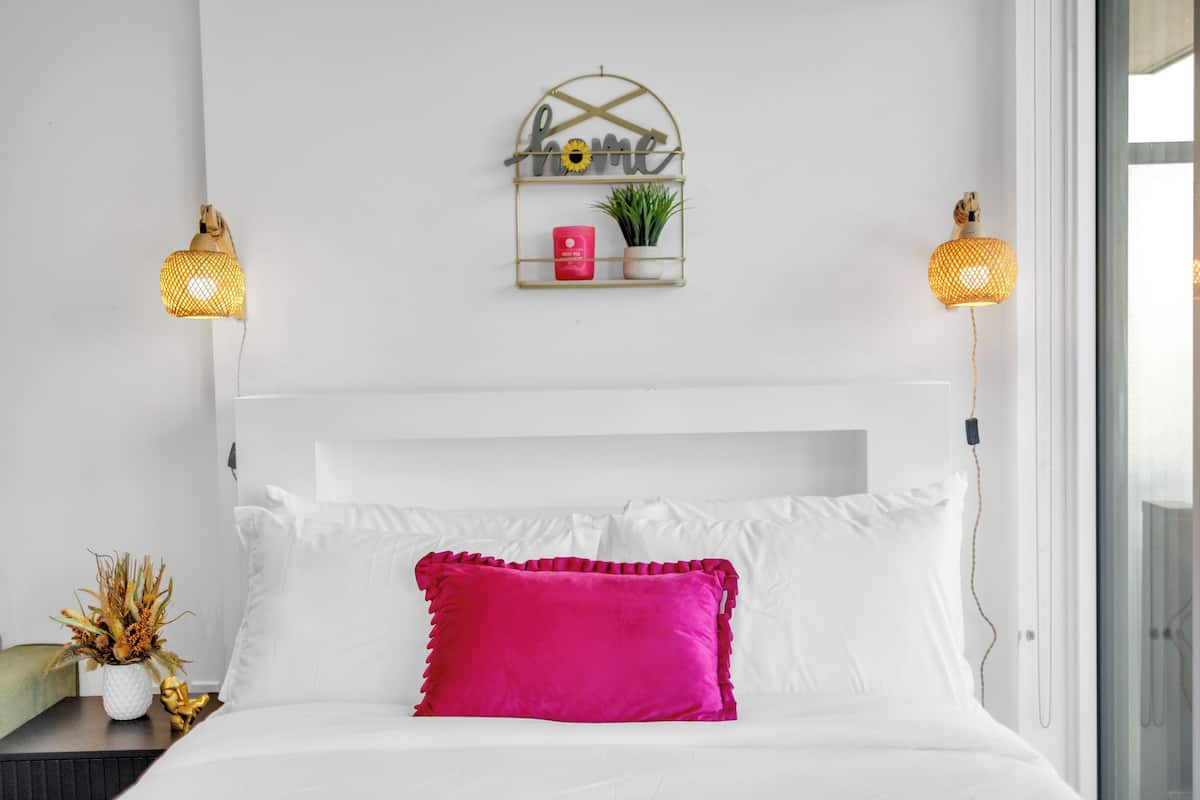 Economy Studio Suite, 1 Queen Bed with Sofa bed, Non Smoking | Living area