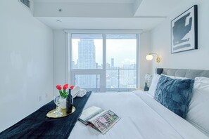 Decoración personalizada, muebles diferentes y cortinas blackout 