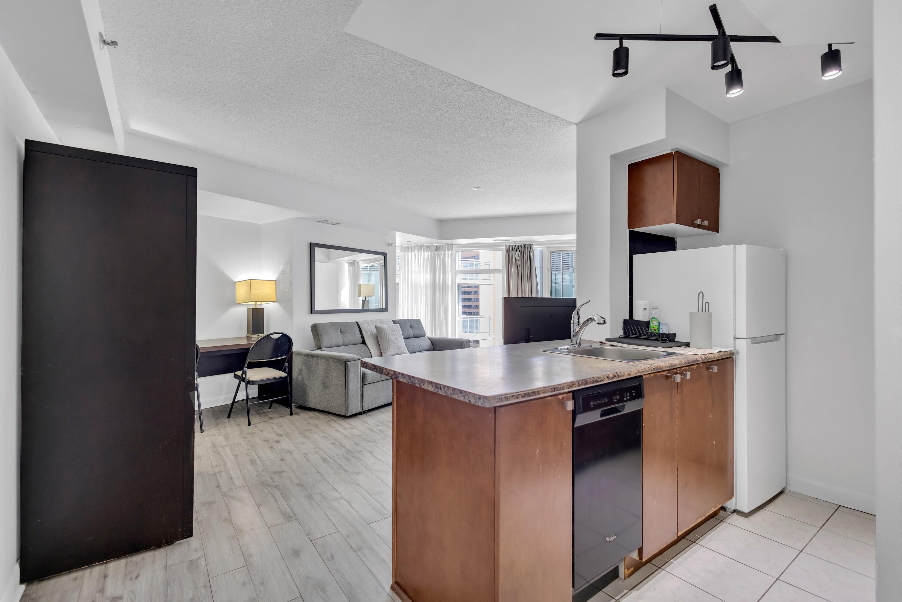 Comfort Suite, 1 Bedroom, Non Smoking, Air conditioning | Private kitchen | Fridge, microwave, oven, stovetop