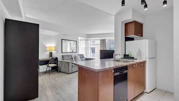 Comfort Suite, 1 Bedroom, Non Smoking, Air conditioning | Private kitchen | Fridge, microwave, oven, stovetop