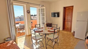 Dining - Apartment T2 - 4 people - Air-conditioned - Sea view - Near town center and shops -... (STE MAXIME)