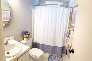 Hair dryer, towels, soap, toilet paper - North Fork Escape Private Pool, Family-Friendly, Near Beaches, Wineries & Farms (Jamesport)