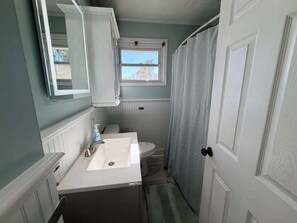 Shower, hair dryer, shampoo - Spacious & Cozy 3BR | Perfect for Families (Augusta)