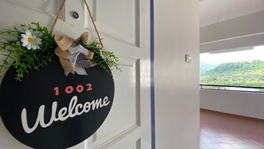 Een zwart welkomsteken met '1002 Welcome' en een decoratieve strik.