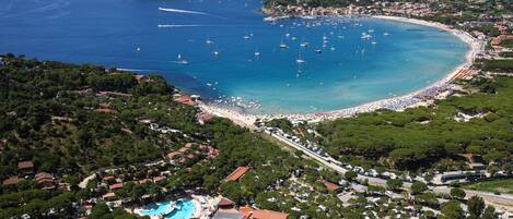 Una spiaggia nelle vicinanze