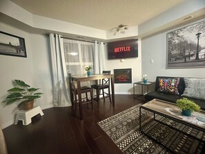 Smart TV y chimenea 