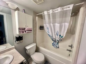Een haardroger, handdoeken, zeep, shampoo