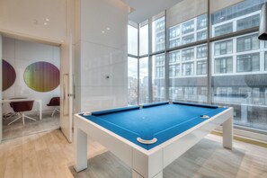 Deluxe Studio | Games room - Hotel and Suites Eaton Center (Toronto)