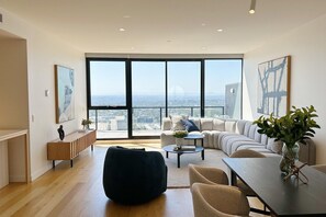 Deluxe Studio | Living area - Hotel and Suites Eaton Center (Toronto)