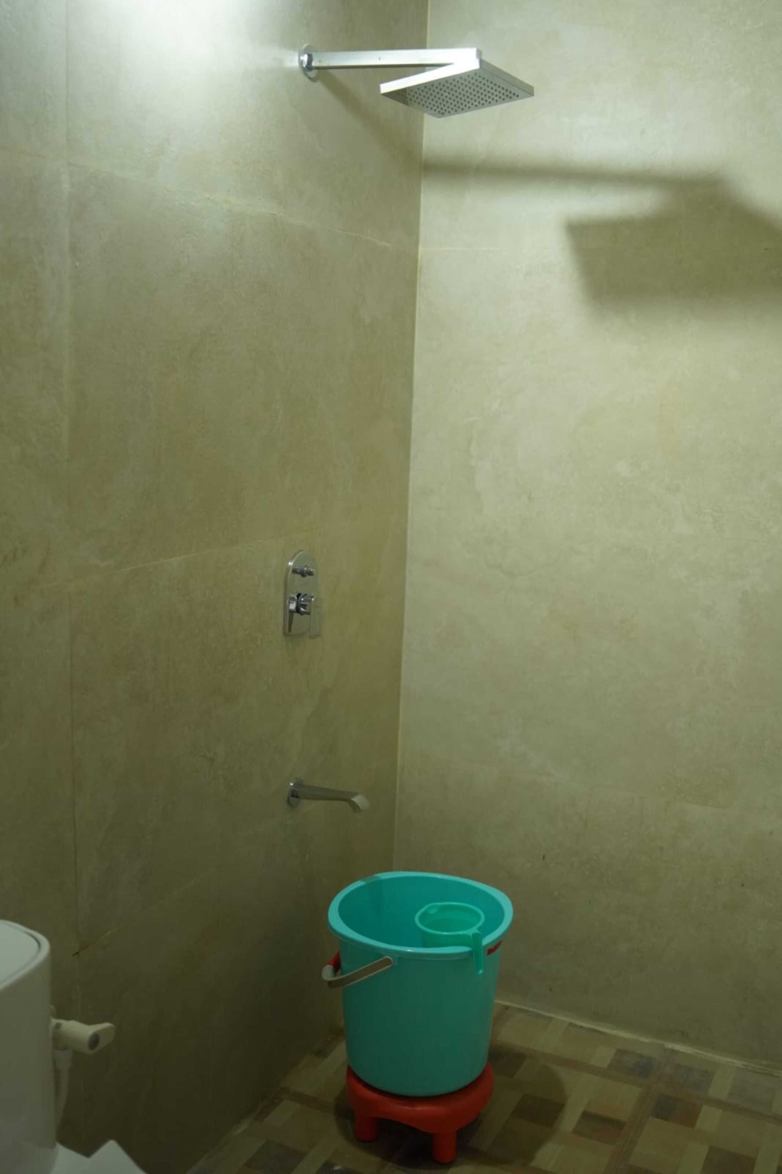 Shared Dormitory | Bathroom | Shower, free toiletries, towels, soap