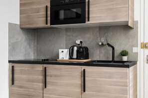 Wasserkocher mit Kaffee-/Teezubehör, Kühlschrank, Mikrowelle, Toaster