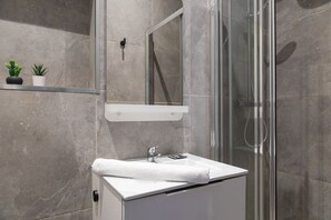 Shower - TheBlueStay 350 - Stunning Apt in République (Paris)