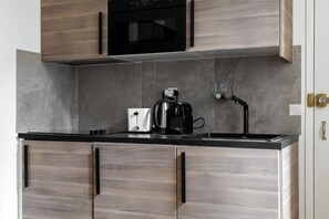 Fridge, microwave, coffee/tea maker, toaster - TheBlueStay 350 - Stunning Apt in République (Paris)
