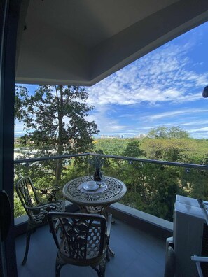 Outdoor dining - Bright condo in charming Lapu-Lapu perfect for your getaway (Lapu-Lapu)