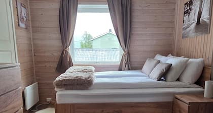Cozy 2-bedroom cabin in peaceful Gryllefjord with AC