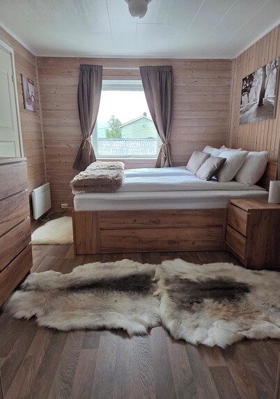 Cozy 2-bedroom cabin in peaceful Gryllefjord with AC