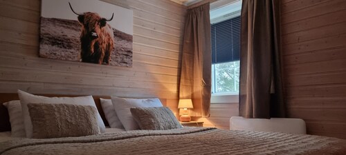 Cozy 2-bedroom cabin in peaceful Gryllefjord with AC