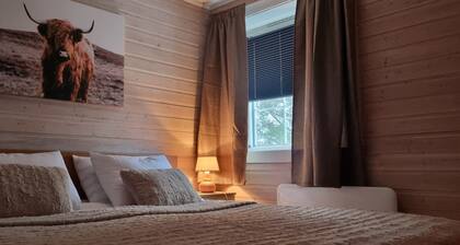 Cozy 2-bedroom cabin in peaceful Gryllefjord with AC