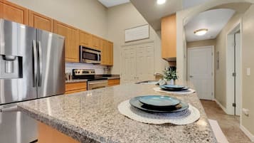Coffee/tea maker, fridge, microwave, oven