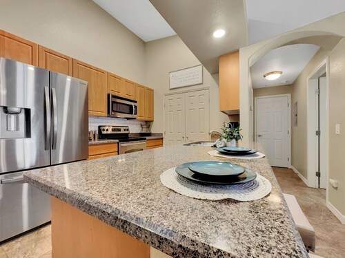 2BR Mesa Condo w Pool, Hot Tub, Wi-Fi, and Parking
