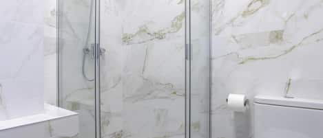 Regadera, secadora de cabello, toallas