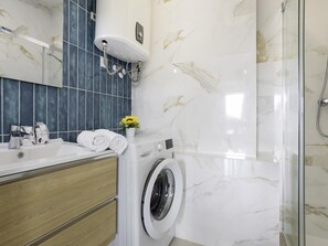 Shower, hair dryer, towels - Sunstay Luzon Loft I Málaga (Málaga)