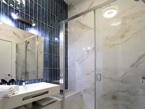 Shower, hair dryer, towels - Sunstay Luzon Loft II Málaga (Málaga)