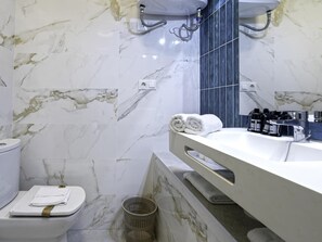 Shower, hair dryer, towels - Sunstay Luzon Loft II Málaga (Málaga)