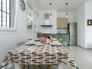 Dining - Sunstay Luzon Loft II Málaga (Málaga)