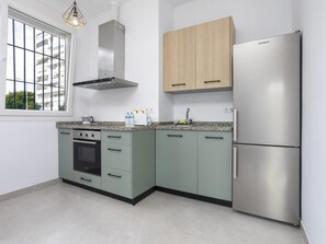 Fridge, microwave, oven, coffee/tea maker - Sunstay Luzon Loft II Málaga (Málaga)
