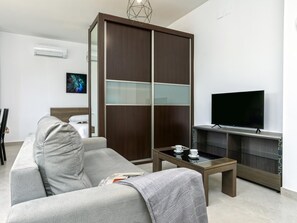 TV - Sunstay Luzon Loft III Málaga (Málaga)