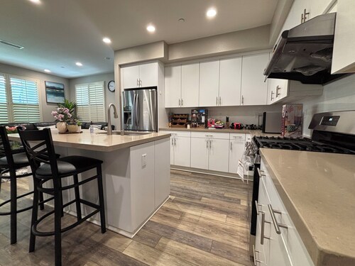 Cozy n quiet 4-bedroom townhome with fitness equipment next to GP Ice Rink